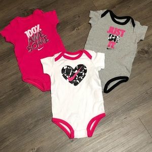 NIKE ONESIE 9-12 MONTHS